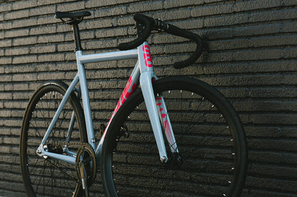 6061 BLACK LABEL V3 - GRIS/FUCHSIA - STATE BICYCLE CO